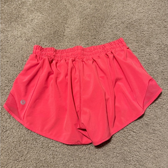 lululemon Hotty hot shorts 2.5” inseam, heart throb color, size 6 - Picture 2 of 4